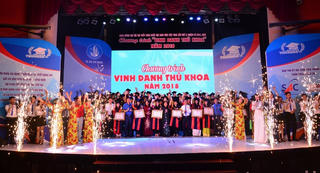 Vinh danh học sinh, sinh viên vượt khó học giỏi