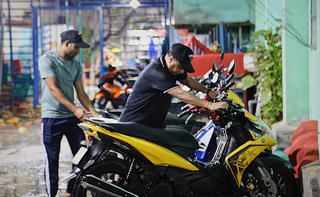 Bi hài: Bị kẹt lại do Covid-19, 5 người nước ngoài mưu sinh bằng nghề... dắt xe máy