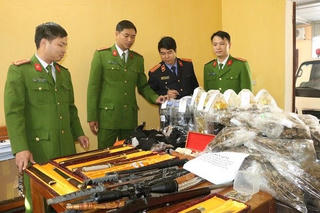 9X ngang nhiên tàng trữ ma túy và hàng 'nóng' trong nhà