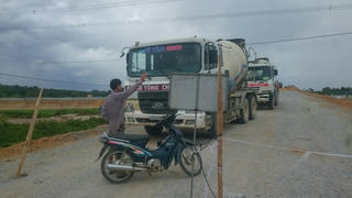 Người dân Tam Đại chặn xe thi công trên đường cao tốc Đà Nẵng - Quảng Ngãi