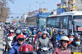 Ùn tắc kinh hoàng trên đường Giái Phóng ngày 28 Tết