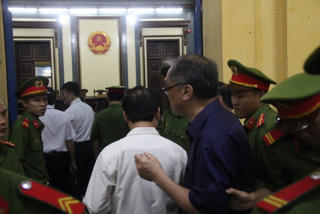 'Đại gia' Phạm Công Danh và Trầm Bê than đau ốm khi ra tòa