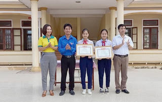 Hà Tĩnh: Khen thưởng 2 học sinh nhặt được của rơi tìm người trả lại