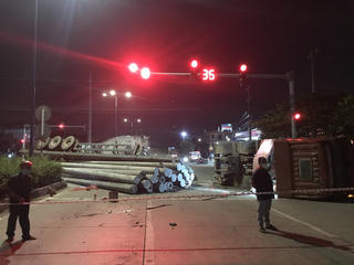 Xe chở cột điện bê tông lật nhào, một người tử vong