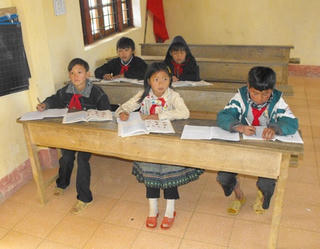 Dạy song ngữ cho trẻ em dân tộc