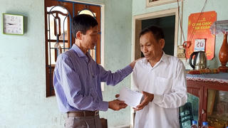 Quảng Ngãi: Sơn Tịnh tặng 300 suất quà cho các gia đình chính sách