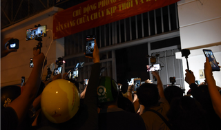 Đám đông livestream và sự vô cảm trong đám tang nghệ sĩ Chí Tài