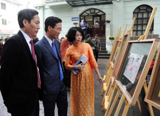 Khai mạc triển lãm tranh 'Nhân Dân - Tranh trên báo cũ'