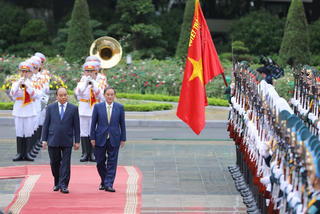 [ẢNH] Thủ tướng Nguyễn Xuân Phúc đón, hội đàm với Thủ tướng Nhật Bản