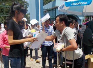 Chàng trai khuyết tật làm tình nguyện viên