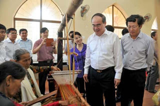 Chủ tịch Nguyễn Thiện Nhân và Đoàn công tác thăm làng dệt thổ cẩm