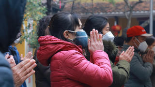 Người dân Thủ đô đi lễ mùng 1 Tết, vái vọng từ xa do đền chùa chưa mở cửa