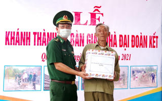 Bàn giao nhà đại đoàn kết cho hộ nghèo ở nơi biên giới