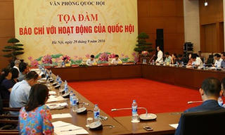 Lý do bận họp chính là cái cớ để né trách nhiệm