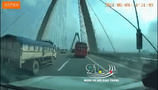 [VIDEO] Xe tải đâm vào xe chở gas đang gặp sự cố giữa cầu Nhật Tân