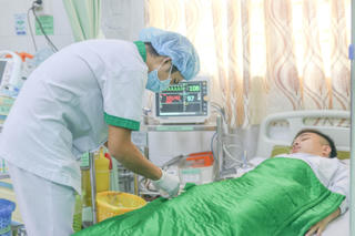 Cứu sống 4 người trong gia đình bị ong đốt nguy kịch
