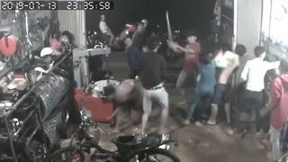 Truy tìm nhóm côn đồ nửa đêm xông vào nhà dân đánh người