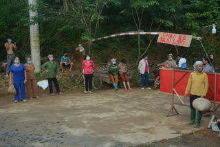 Người dân Ba Vì lo sợ chất thải từ trại lợn 'giết chết' dòng suối