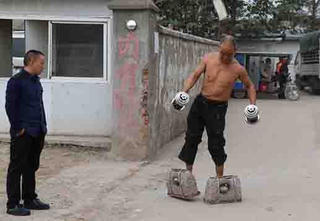 Người đàn ông dùng “giày đá” 70kg luyện công mỗi ngày