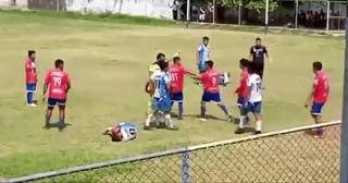 [VIDEO] Cầu thủ đấm thẳng vào mặt trọng tài