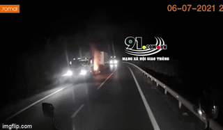 [VIDEO] Giải cứu kịp thời xe đầu kéo bất ngờ bốc cháy trên QL 1A