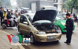 Ô tô 4 chỗ bỗng nhiên cháy dữ dội