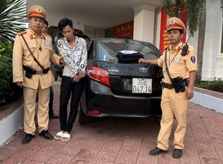 Nam thanh niên 'phê đá', tông xe vào CSGT