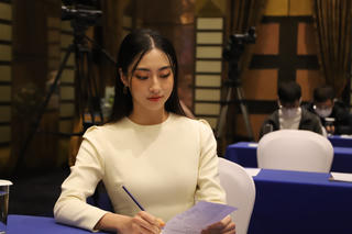 Lương Thùy Linh chiếm trọn 'spotlight' họp báo ra mắt phim 'Bão Ngầm'