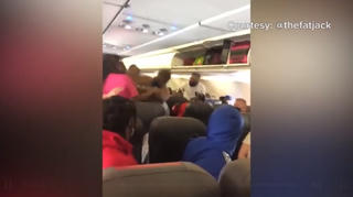 Ẩu đả trên máy bay vì không đeo khẩu trang