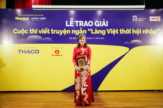 NSND Hoàng Cúc nhận giải thi viết truyện ngắn
