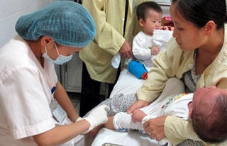Nhiều trẻ mắc sởi biến chứng nặng vì không tiêm vắcxin