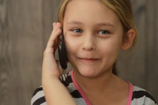 Bé gái 4 tuổi gọi điện cho cảnh sát vì... buồn