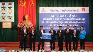 EVNNPC tri ân khách hàng tại vùng lũ Nghệ An, Hà Tĩnh với tổng giá trị 2,3 tỷ đồng