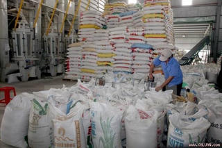 Việt Nam tạm dừng chào bán gạo 25% tấm
