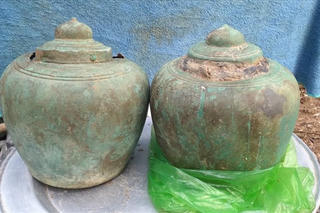 Quảng Ninh: Phát hiện 2 hũ kim loại cổ trong khi gia cố trụ cáp treo Yên Tử