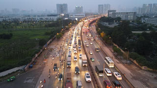 Chen nhau 'nhích từng cm' trên đường vành đai 3 Hà Nội 