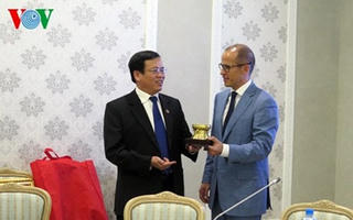 Phó Chủ tịch - Tổng Thư ký UBTƯ MTTQ Việt Nam Vũ Trọng Kim gặp Chủ tịch Viện Xã hội Nga Alexandr Bretralov