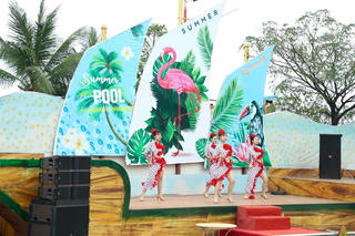 Công viên nước Hồ Tây sôi động dịp hè