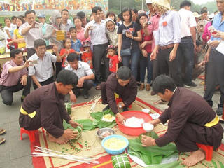 Gói bánh chưng dâng lên các Vua Hùng