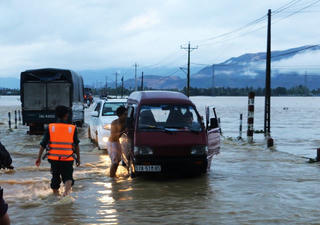 Mưa lớn ở thượng nguồn, Nha Trang ngập nặng nhiều nơi