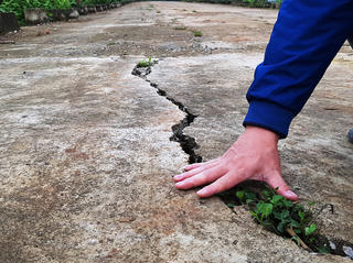 Nứt toác đê tả sông Chu