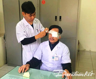 Bác sỹ bị người nhà bệnh nhân đánh gãy xương sống mũi