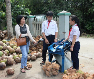 Bình Định: Máy bóc vỏ dừa hữu ích do hai học sinh lớp 8 sáng chế