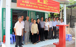 Báo Đại Đoàn Kết bàn giao nhà cho hộ nghèo quận Cái Răng