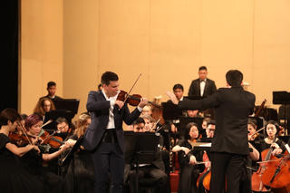 Nghệ sĩ độc tấu violin Sergei Dogadin và Sun Symphony Orchestra mê hoặc khán giả Hà Nội