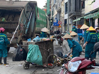 Phường Yên Phụ ngập rác thải: Công nhân tố công ty môi trường chậm trả lương? 