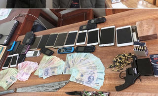 Phá sòng bạc tại Nông Cống thu 1 khẩu súng Colt