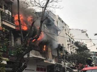 Cháy lớn ở phố Bát Đàn, khói đen kín trời