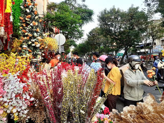 Người dân TP Hồ Chí Minh nhộn nhịp sắm Tết