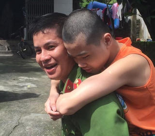 Hình ảnh công an cõng người tàn tật gây xúc động